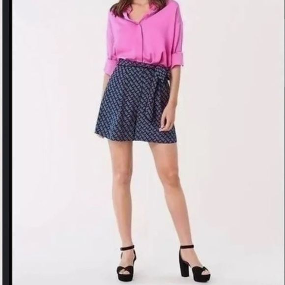 DVF Pasha 3D Chain Block Silk Shorts - Picture 3 of 13